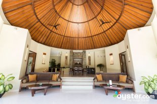 Die geräumige Villa mit drei Schlafzimmern, die teilweise unter freiem Himmel ist und verfügt über eine moderne balinesischer Einrichtung umfasst eine voll ausgestattete Küche und Essbereich